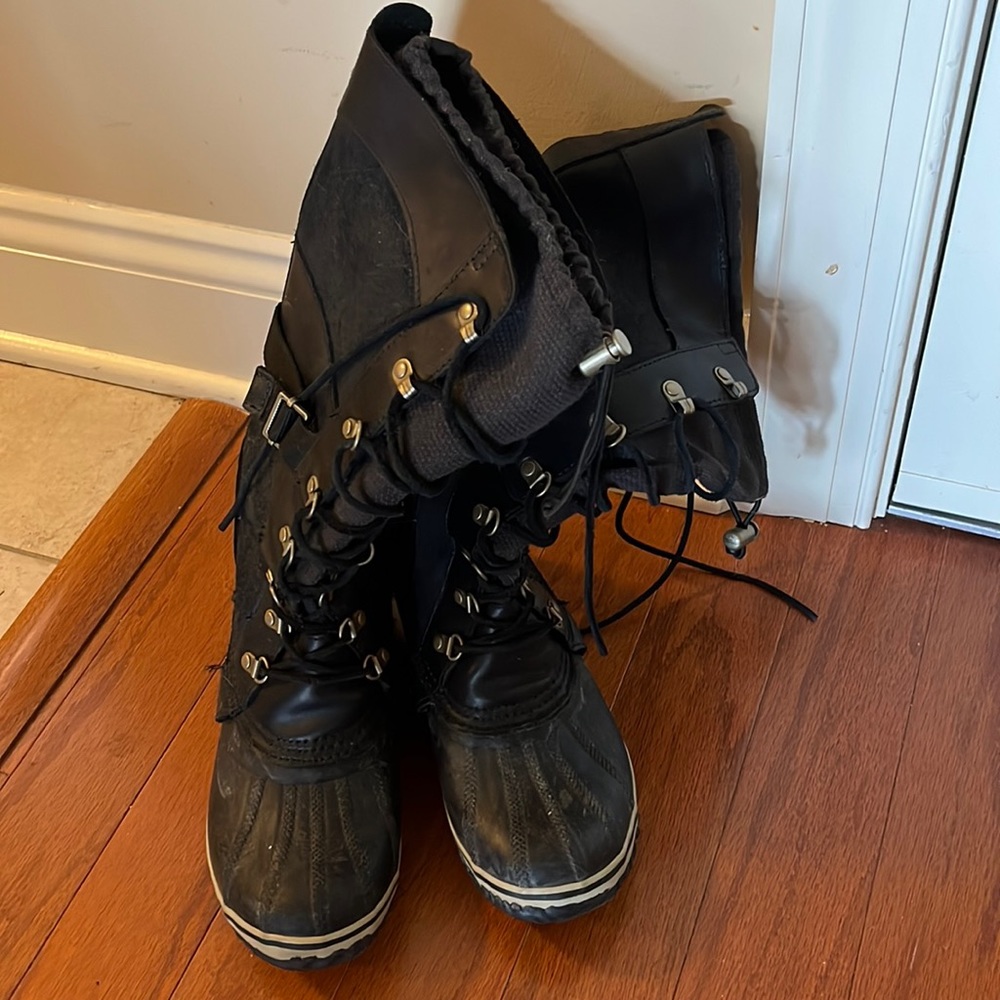 SOREL winter boots barely worn. Rubber bottoms, leather and suede lace up size 9